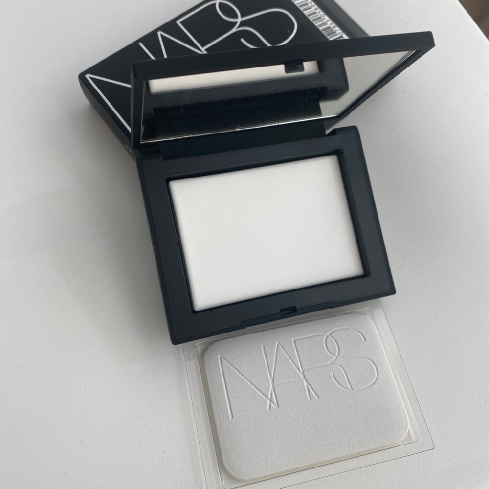 NARS Light Reflecting Powder - Picture 2 of 6